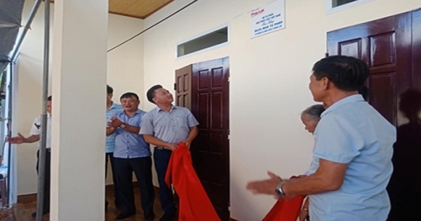 Báo Pháp luật Việt Nam trao tặng nhà tình nghĩa cho gia đình có hoàn cảnh khó khăn tại huyện Vĩnh Tường