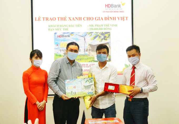 HDBank vừa tổ chức trao “Thẻ Xanh cho gia đình Việt” đến khách hàng đầu tiên tại TP. Hồ Chí Minh.