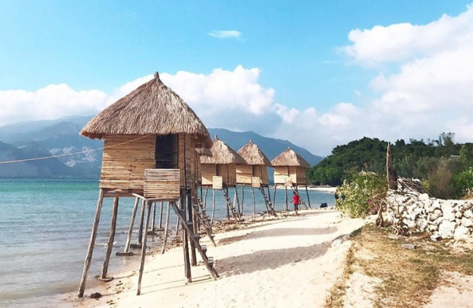 Những túp lều nằm sát biển để cho du khách thuê nghỉ qua đêm ở đảo Điệp Sơn.