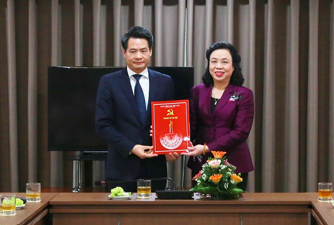 Phó Bí thư Thường trực Thành ủy Ngô Thị Thanh Hằng trao Quyết định cho ông Nguyễn Quang Đức.