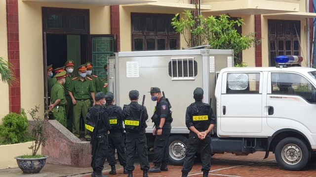 Lực lượng cảnh sát được huy động đến để bảo vệ phiên tòa.