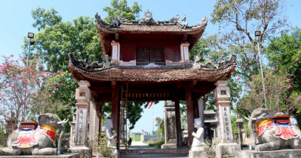 Vẻ đẹp độc, lạ của ngôi đền cổ hàng trăm năm tuổi ở Nghệ An