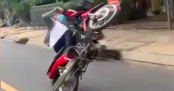 Clip: Nam thanh niên nhận cái kết "sấp mặt" khi bốc đầu xe máy