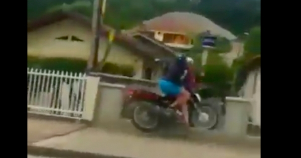 Video: Pha "húc" tường rào lộn cổ ngã sấp mặt của hai thanh niên đi xe máy bốc đầu