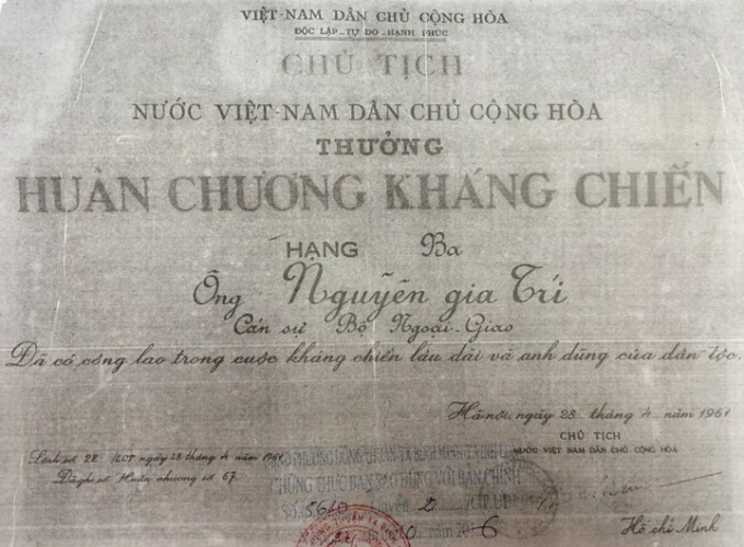 Ông Nguyễn Gia Trí được Chủ tịch Hồ Chí Minh tặng “Huân chương Kháng chiến hạng Ba” vào năm 1961.