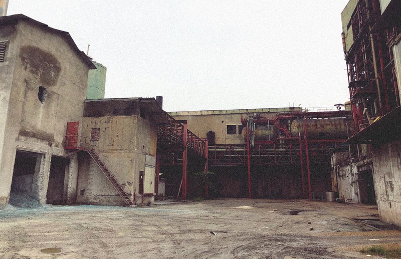 Một góc Nhà máy giấy Bãi Bằng cũ kỹ, hoang tàn (ảnh chụp năm 2019) 