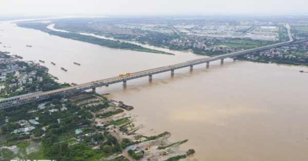 Cận cảnh đại công trường sửa chữa mặt cầu Thăng Long