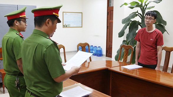 Cơ quan Công an đọc lệnh bắt Lê Minh Phú, nhân viên ngân hàng.