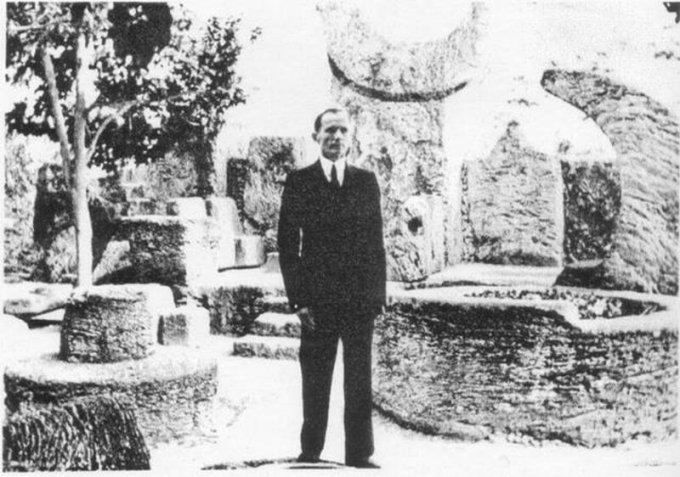 Bức ảnh chụp Leedskalnin trong lâu đài San Hô.