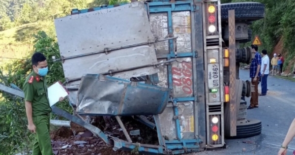 Phú Thọ: Xe tải bất ngờ lật khi đang đổ đèo, 2 mẹ con tử vong