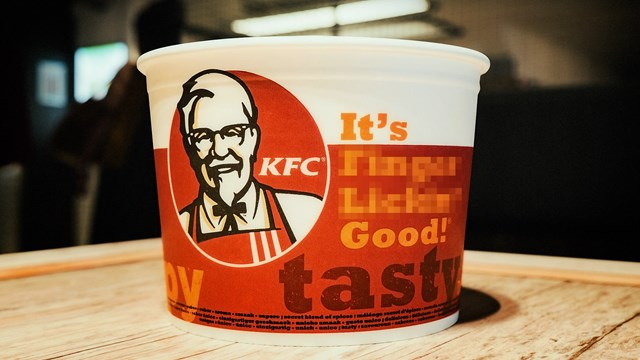 KFC tạm dừng sử dụng khẩu hiệu nổi tiếng để phù hợp với thời dịch Covid-19. (Ảnh: CNN)