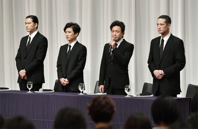 Sau sự cố, 4 thành viên của nhóm nhạc Tokio cũng xin lỗi khán giả.