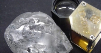 Phát hiện viên kim cương khổng lồ nặng 442 carat tại châu Phi