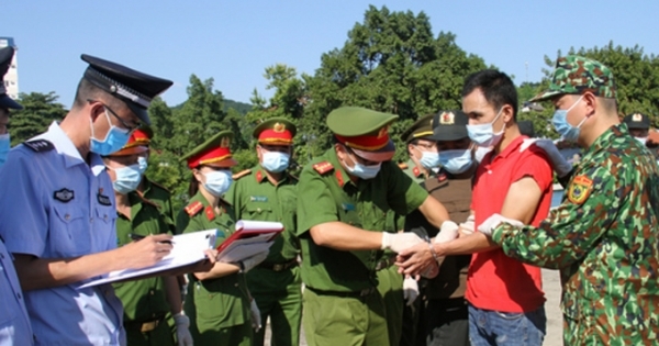 Công an tỉnh Lào Cai bàn giao 20 đối tượng truy nã cho nước bạn