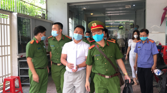 Cơ quan Công an đưa Giám đốc Đỗ Sơn Tùng ra xe về trụ sở