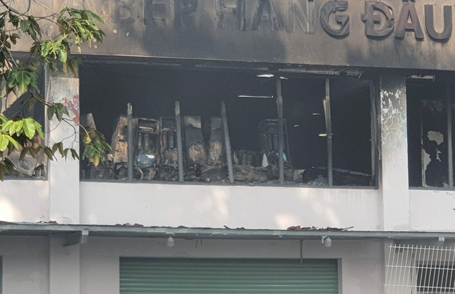 9h ngày 27/8, 4 xe chữa cháy vẫn túc trực tại Công ty Cổ phần Ngôi nhà Ánh Dương Miền Nam (Sunhouse Miền Nam) nằm trong khu công nghiệp Tân Tạo (phường Tân Tạo A, quận Bình Tân, TPHCM) để phòng ngừa lửa bùng phát trở lại