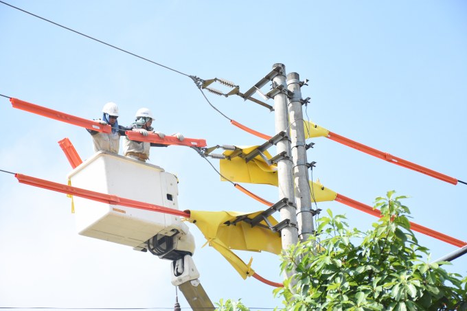 EVNHANOI thực hiện kiểm tra đường dây và áp dụng triển khai sửa chữa điện nóng nhằm đảm bảo cung cấp điện liên tục, an toàn trong dịp lễ Quốc khánh 2/9.