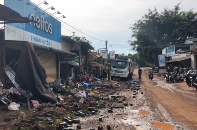 Hiện trường vụ tai nạn giao thông tại khu chợ tự phát trên Quốc lộ 14 đoạn qua huyện Krông Buk.