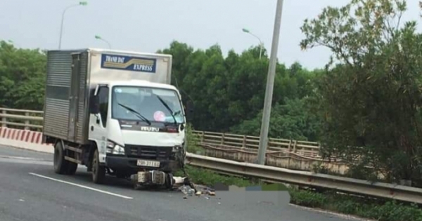 Hà Nội: Va chạm với xe tải, thanh niên xe máy tử vong thương tâm trên Đại lộ Thăng Long