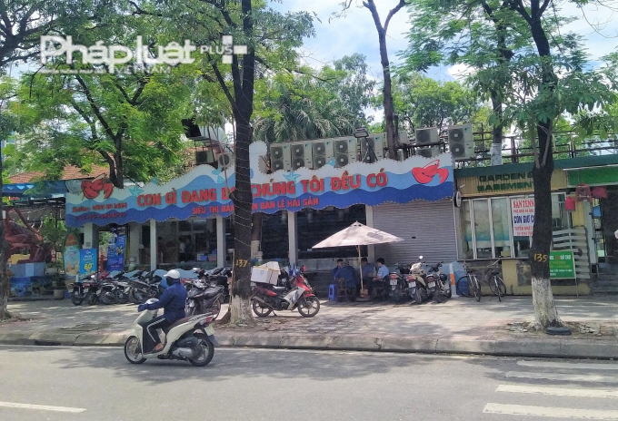 Nhà hàng Thế giới Hải sản kéo dài đến hàng chục mét trên phố Đào Tấn, có diện tích nằm trong khuôn viên công viên Thủ Lệ.
