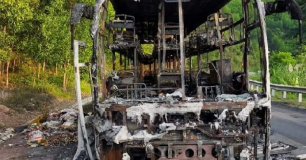 Đắk Lắk: Xe khách chở 40 người bất ngờ bốc cháy trơ khung