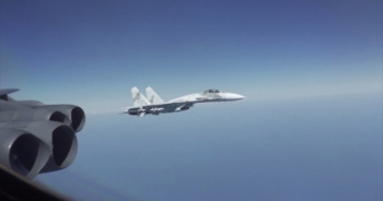 Lầu Năm Góc tung video tiêm kích Nga bay gần mũi B-52 Mỹ