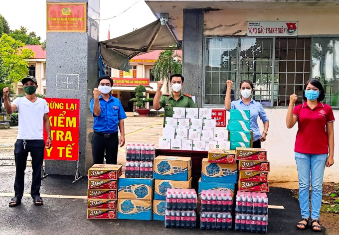 Nữ doanh nhân Trần Thị Hoài Sơn (thứ 2, phải sang) cùng Bí thư Tỉnh Đoàn Trần Quốc Duy (thứ 2, trái sang) cùng anh Tạ Trung Kiên (bìa trái) trao các nguồn lực cho Công an huyện Đồng Phú
