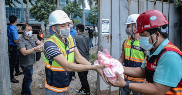 Photo: Thầy cô giáo cùng các bạn trẻ tự tay nấu cơm gửi người lao động nghèo ở Hà Nội