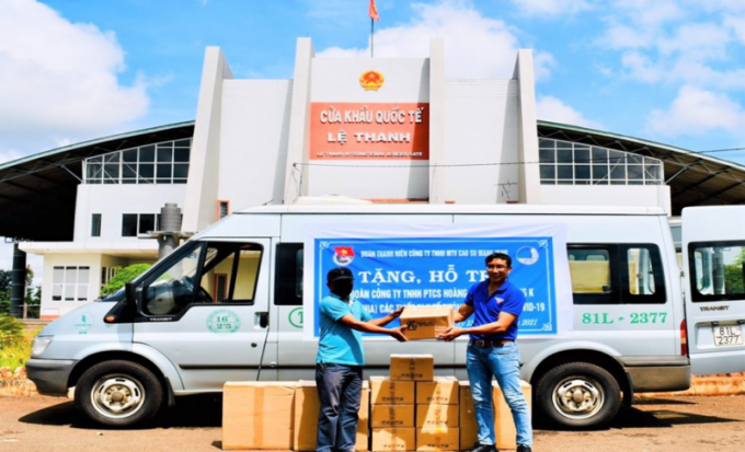 Đoàn thanh niên Công ty trao quà cho Công ty TNHH phát triển cao su Hoàng Anh Mang Yang K (Campuchia).