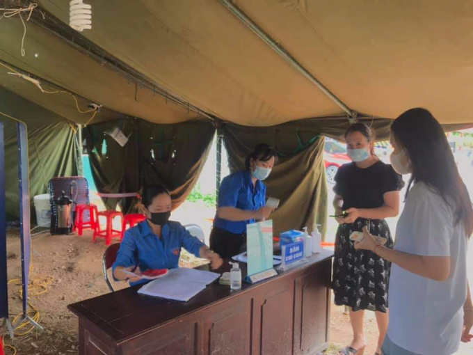 Chốt kiểm dịch tại địa bàn huyện Hạ Hoà được đặt tại lối xuống nút giao IC 11 để kiểm tra thân nhiệt những người vào địa bàn huyện.