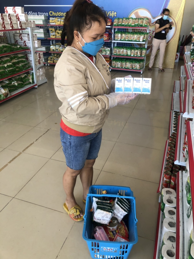 Những người đến mua còn được tặng kèm một phần sữa tươi Dalatmilk mà không phải tính tiền trong tấm vé mua hàng khiến ai cũng bất ngờ.