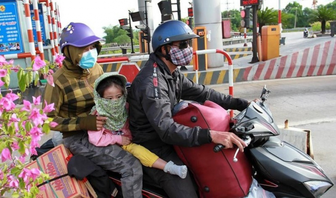 Một gia đình đã đặt chân đến Nghệ An sau hành trình dài, vất vả về quê tránh dịch.