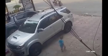 Video: Thót tim chứng kiến cảnh cháu bé hơn 2 tuổi may mắn thoát chết khi bị cuốn vào gầm xe bán tải