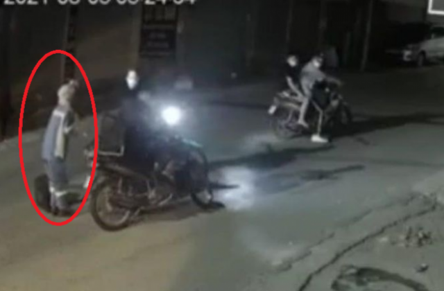Video ghi lại cảnh nữ lao công gào khóc khi bị nhóm thanh niên cướp xe máy trong đêm