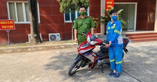 Công an quận Nam Từ Liêm góp tiền mua xe máy tặng chị lao công bị cướp trong đêm