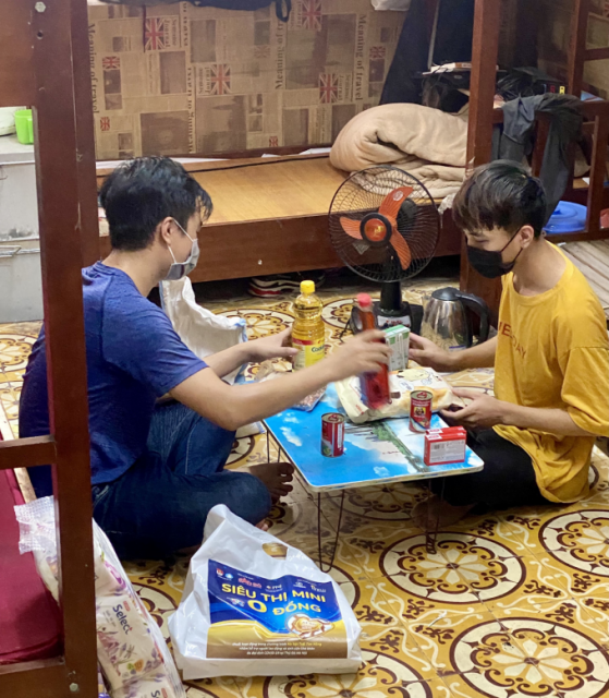 Sinh viên "mắc kẹt" bất ngờ được mua hàng miễn phí với "siêu thị mini 0 đồng" online tại Hà Nội
