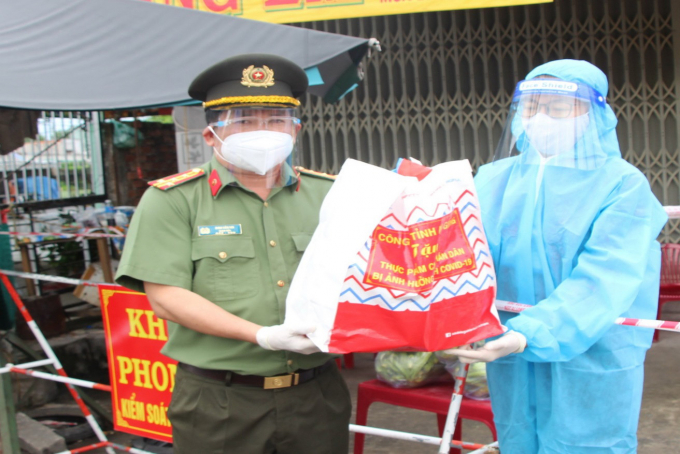Đại tá Đinh Văn Nơi và cán bộ chiến sỹ cùng tham gia Chương trình “Hạt gạo nghĩa tình” với 170 tấn gạo được trao tặng cho người dân trong tỉnh.