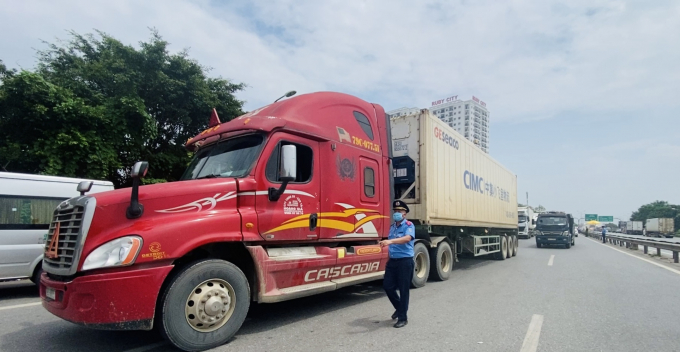 Lực lượng Thanh tra giao thông TP Hà Nội phân luồng các phương tiện vận tải lưu thông trên cao tốc Pháp Vân - Cầu Giẽ. Ảnh: Trần Cường