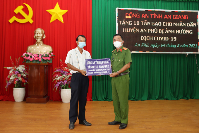 Đại diện lãnh đạo Công an tỉnh An Giang trao tặng 10 tấn gạo cho huyện An Phú.