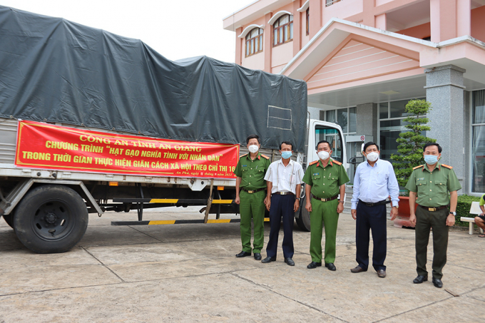 Các Đại diện lãnh đạo và phương tiện đã vận chuyển gạo đến huyện An Phú.