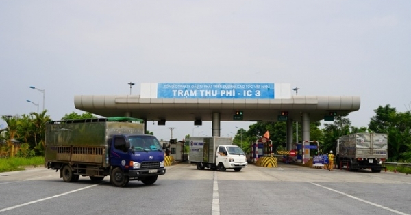 Bị "cấm cửa" vào Hà Nội, vì sao tài xế phải nộp phí cao tốc để quay đầu?