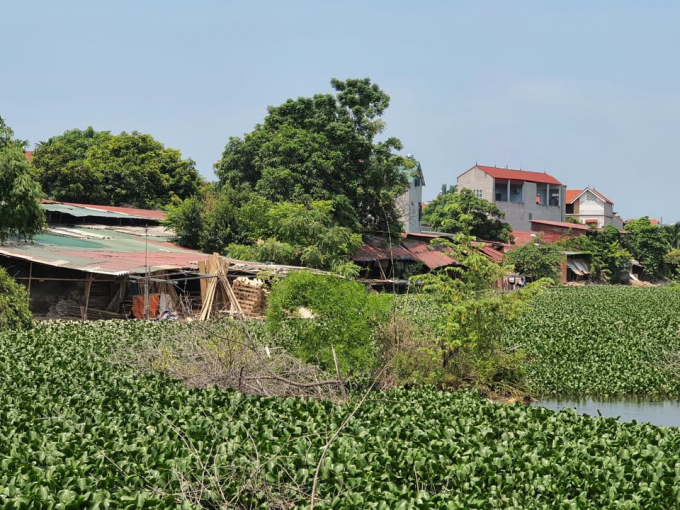 Diện tích hồ  tại thôn Trung thuộc thị trấn Yên Lạc đang bị chiếm dụng làm nhà xưởng.