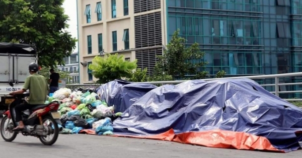 Hàng trăm tấn rác bị ùn ứ ở khắp nơi tại TP Cẩm Phả khiến người dân bức xúc