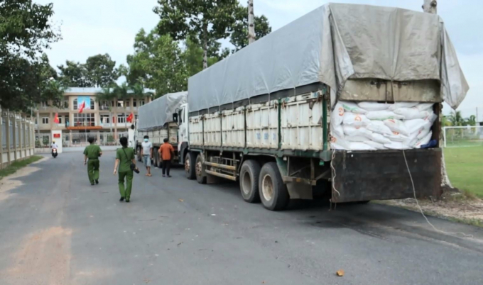 Công an tỉnh Tây Ninh tống đạt quyết định khởi tố, bắt tạm giam các đối tượng liên quan đến vụ buôn lậu đường xảy ra tại Công ty TNHH Sản xuất thương mại xuất nhập khẩu Thúy Anh.