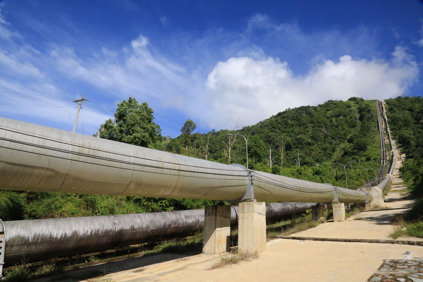 Đường ống công trình thủy điện Đa Nhim được thi công trên địa hình hiểm trở, có nơi độ dốc lên đến 450 (Ảnh: CĐT)