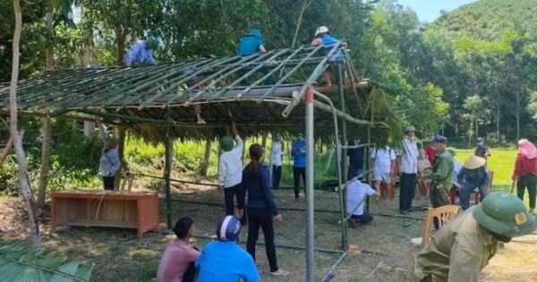 Nghệ An: Chặt tre, lá cọ dựng lán dã chiến đón công dân từ các tỉnh phía Nam về quê nhà