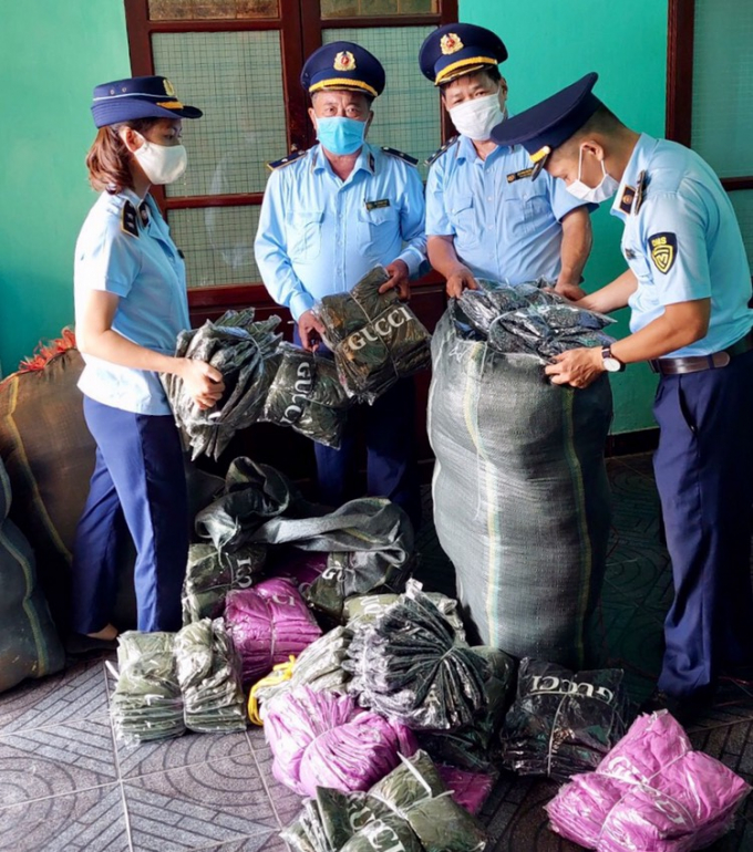 Lực lượng chức năng Thừa Thiên Huế bắt giữ gần 1.300 sản phẩm có dấu hiệu giả mạo nhãn hiệu nổi tiếng. Ảnh Cục QLTT Thừa Thiên Huế