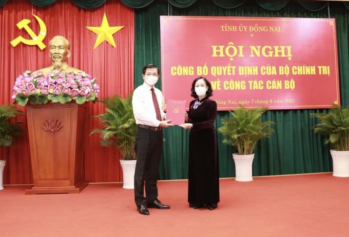 Bà Trương Thị Mai, Uỷ viên Bộ Chính trị, Bí thư Trung ương Đảng, Trưởng ban Tổ chức Trung ương trao quyết định cho ông Nguyễn Hồng Lĩnh.