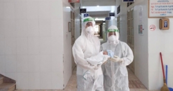 Ba nhân viên y tế kiệt sức sau khi giúp sản phụ mắc Covid-19 “vượt cạn”