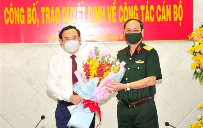 Bí thư Thành ủy TP.HCM Nguyễn Văn Nên tặng hoa chúc mừng Trung tướng Nguyễn Văn Nam. (Ảnh: Thành ủy TP.HCM) 